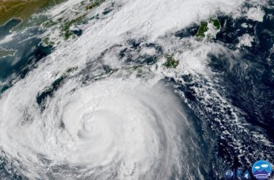 وصل الإعصار الموسمي «إعصار نانمادول» إلى اليابسة في جزيرة كويوشو الكبيرة الواقعة أقصى جنوب اليابان، والحكومة تبدأ عمليات الإجلاء
