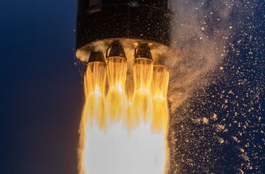 يعمل الباحثون في شركة روكيت لاب على الاستفادة من الصواريخ المطلقة للفضاء أكثر من مرة. إذ التقطتت طائرة مروحية صاروخًا عائدًا من الفضاء