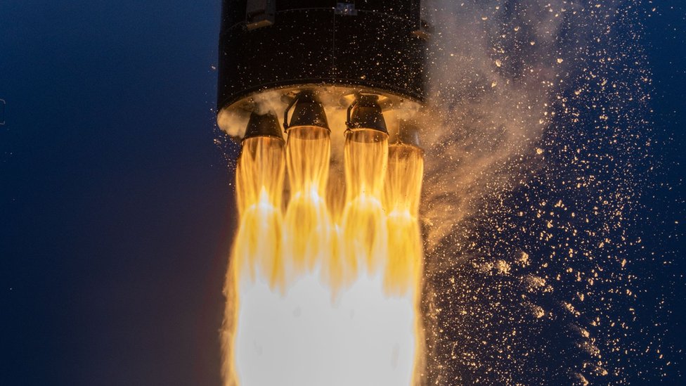 في محاولة لإعادة تدوير المركبات الفضائية، طائرة تلتقط صاروخًا عائدًا من الفضاء