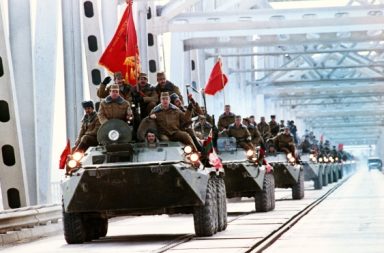 في ليلة الميلاد من العام 1979، بدأ الاتحاد السوفييتي غزو جارته الجنوبية أفغانستان التي تقع في آسيا الوسطى. لماذا أقدمت موسكو على  غزو أفغانستان؟