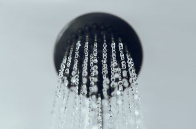هل يعتبر الاستحمام أثناء عاصفة رعدية خطرًا هل من الآمن الاستحمام أثناء عاصفة رعدية غسل الصحون أثناء البرق استخدام المياه أثناء العاصفة الرعدية