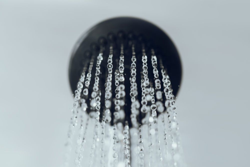 هل يعتبر الاستحمام أثناء عاصفة رعدية خطرًا؟