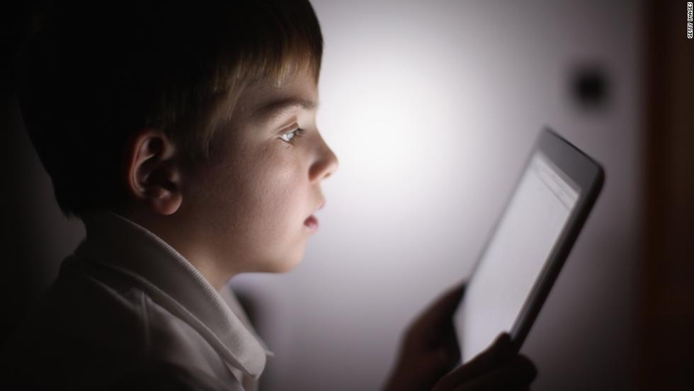 شاشات الأجهزة الذكية: هل تفيد أم تضر بسلوكيات الأطفال المستقبلية؟