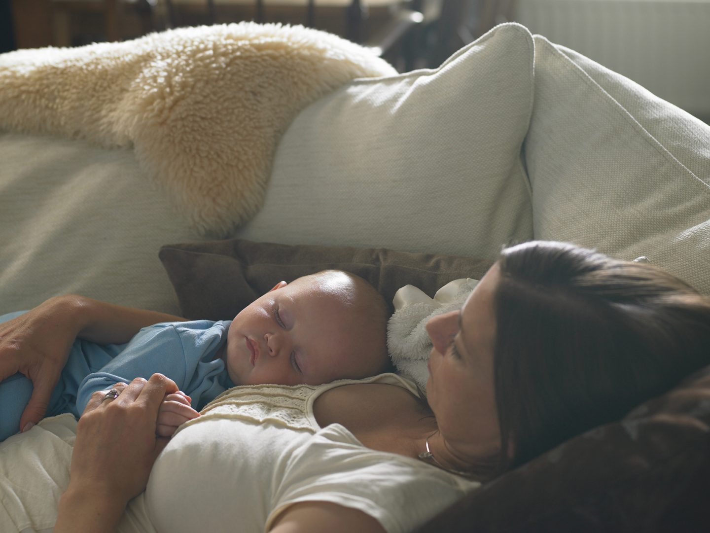 هل يعد النوم مع الطفل في السرير نفسه آمنًا؟