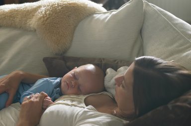 ما مخاطر مشاركة السرير بين الوالدين والطفل؟ عوامل الخطر الأخرى عند النوم مع الطفل بالسرير نفسه. ما مدى شيوع مشاركة السرير بين الوالدين والطفل؟