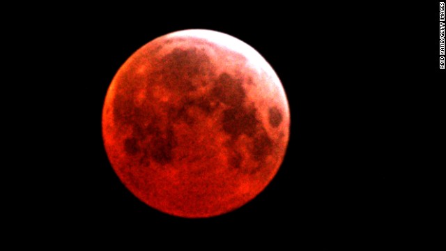 ما هو القمر الدموي؟