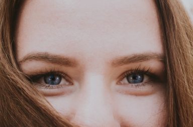 الهالات السوداء تحت العينين: الأسباب والعلاج - التعب وقلة النوم - الحساسية أو التقدم بالعمر - التعرض الزائد لأشعة الشمس - لون أسود تحت العين