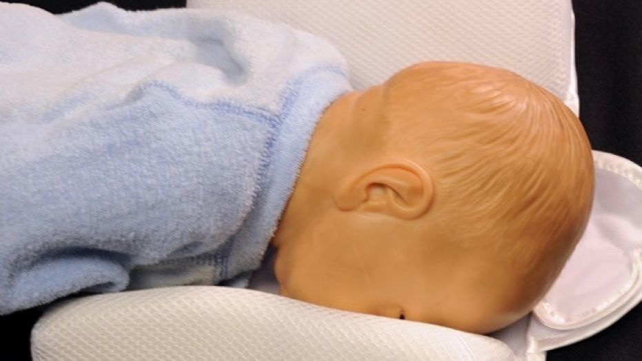 أداة تعديل وضعية نوم الطفل يمكن أن تشكل خطرًا على حياته
