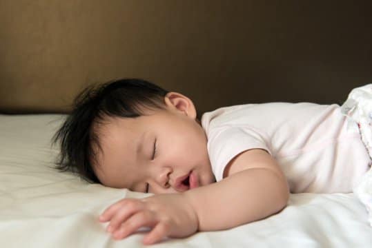 النوم المبكر للأطفال قد يقيهم من الإصابة بالسمنة في سن المراهقة