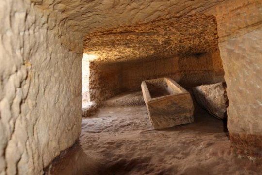 اكتشاف اثنتي عشرة مقبرة جديدة في جبل السلسلة بمصر
