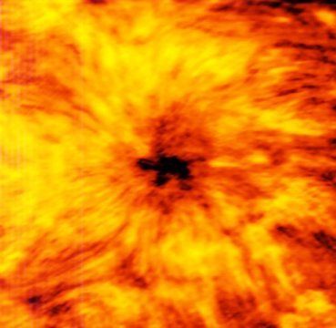 صور جديدة للشمس تظهر مركزا معتما لاحدى البقع الشمسية يصل قطره إلى ضعفي قطر الارض فما هو؟