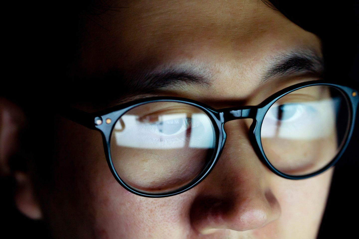 هل توفر النظارات حماية من فيروس كورونا؟