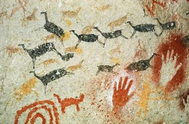 بماذا تخبرنا الرسوم في الكهوف عن الحياة ما قبل التاريخ - اللوحات المرسومة أو المنحوتة على الصخور وجدران الكهوف المكتشفة في جميع أنحاء العالم