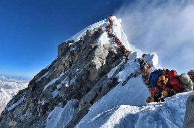 لماذا يموت الكثير من الناس في تسلق جبل إيفرست المشاكل التي يمر بها متسلقو الجبال عند تسلقهم قمة جل إيفرست الوذمة الدماغية