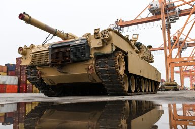 كان للدبابات المدرعة العملاقة، المصممة لأعداء الحرب الباردة الدور الرئيس في حرب الخليج الثانية، وساعدت في تحرير الكويت. دبابات حرب الخليج