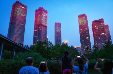 يُعزى نمو الاقتصاد الصيني السريع في العقود الأربعة الماضية لعدد من محفزات السوق مثل العمالة الرخيصة والاستثمارات في البنى التحتية والاستثمارات الأجنبية