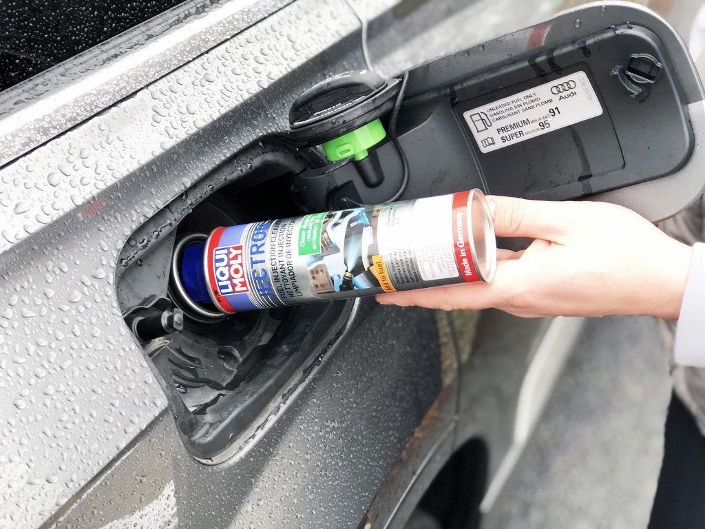 هل تحسن المواد التي نضيفها لخزان الوقود من أداء السيارة حقًا؟