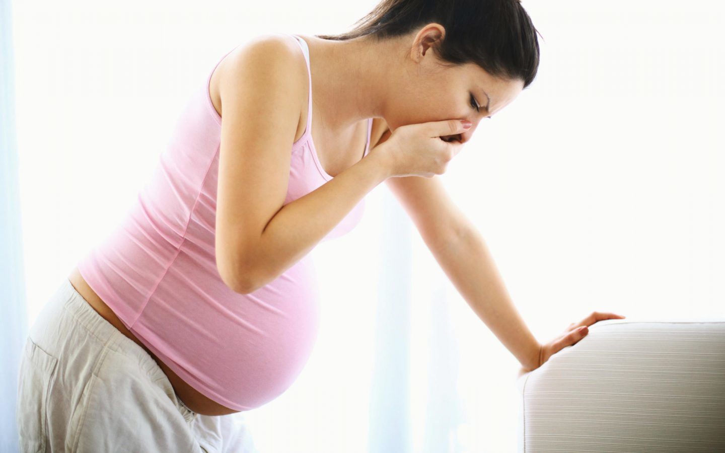 القيء الحملي المفرط: الأسباب والأعراض والتشخيص والعلاج