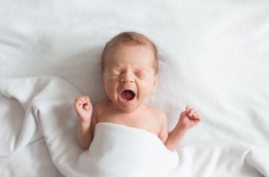 ليس الأطفال حديثي الولادة دموع أو عرق فما السبب لا ينتج الرضع الدموع وينتجون القليل من العرق خلال الأسابيع الأولى من الحياة