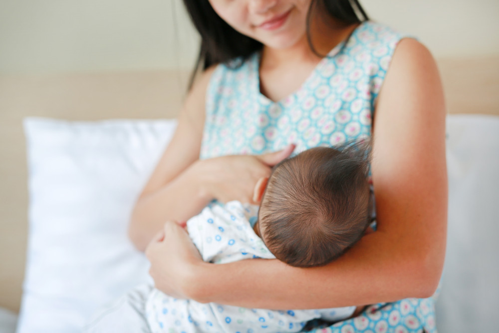 الرضاعة الطبيعية تقلل خطر الإصابة بسرطان المبيض