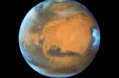 في بدايات تشكل النظام الشمسي، تعرض المريخ لقصفٍ من عدد كبير من النيازك والكويكبات. فهل كان يحتوي سطح المريخ على المياه سابقًا؟