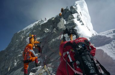 إذا أراد المتسلقون الوصول إلى قمة جبل إيفرست فإن عليهم تخطي ما يُعرف باسم «منطقة الموت». كيف يكون وضع الجسم في حالة نقص الأكسجين