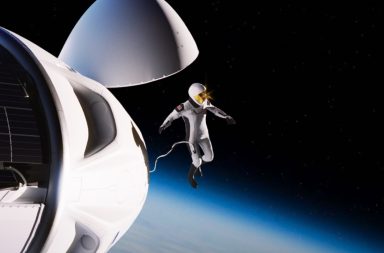 تعتزم شركة سبيس إكس البدء في تدريب طاقم من الرواد على أول سير تجاري في الفضاء عبر التاريخ إلى أعلى مدار حول الأرض وصلنا إليه