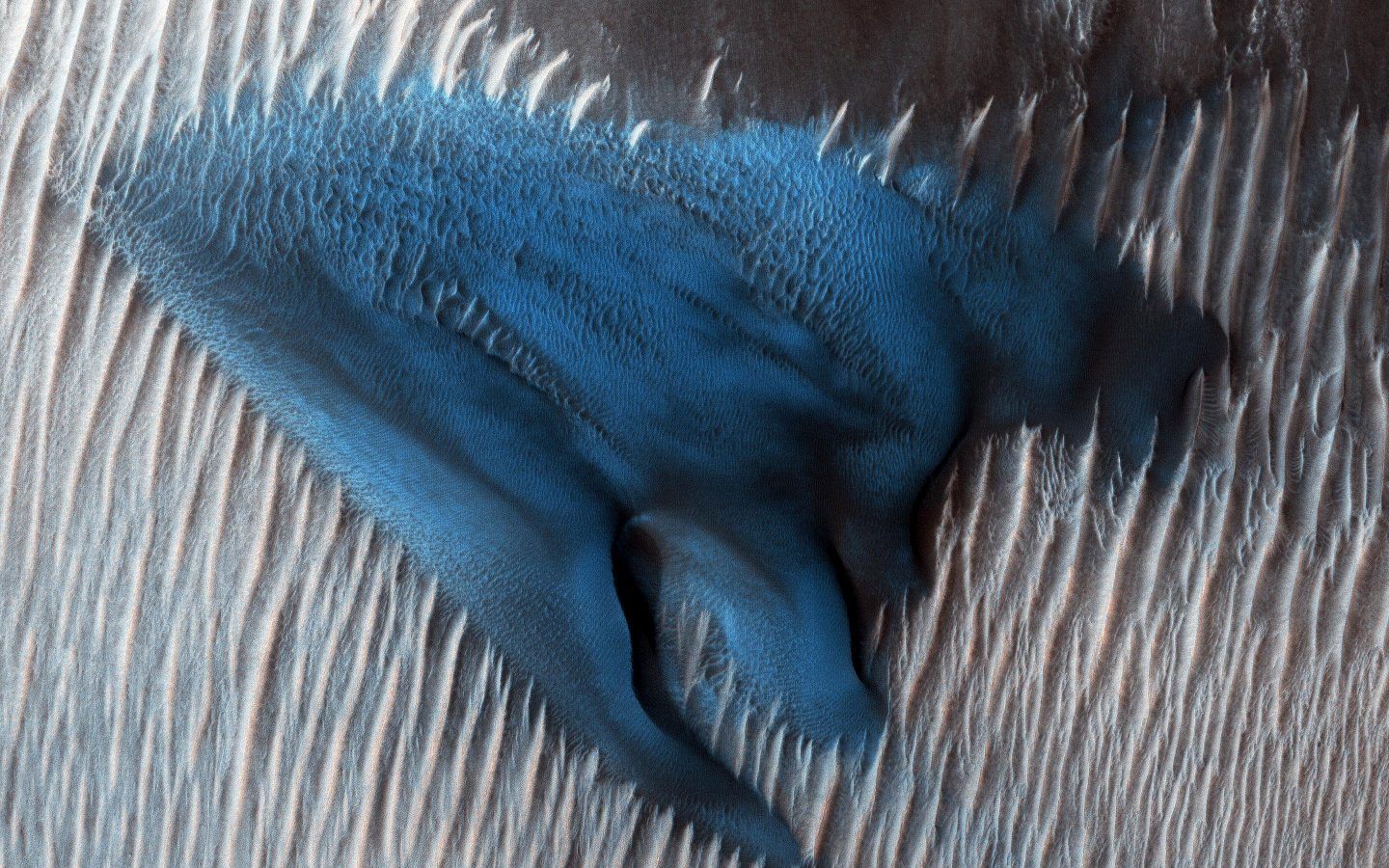 الكثبان الرملية في المريخ تتحرك بطريقة غريبة