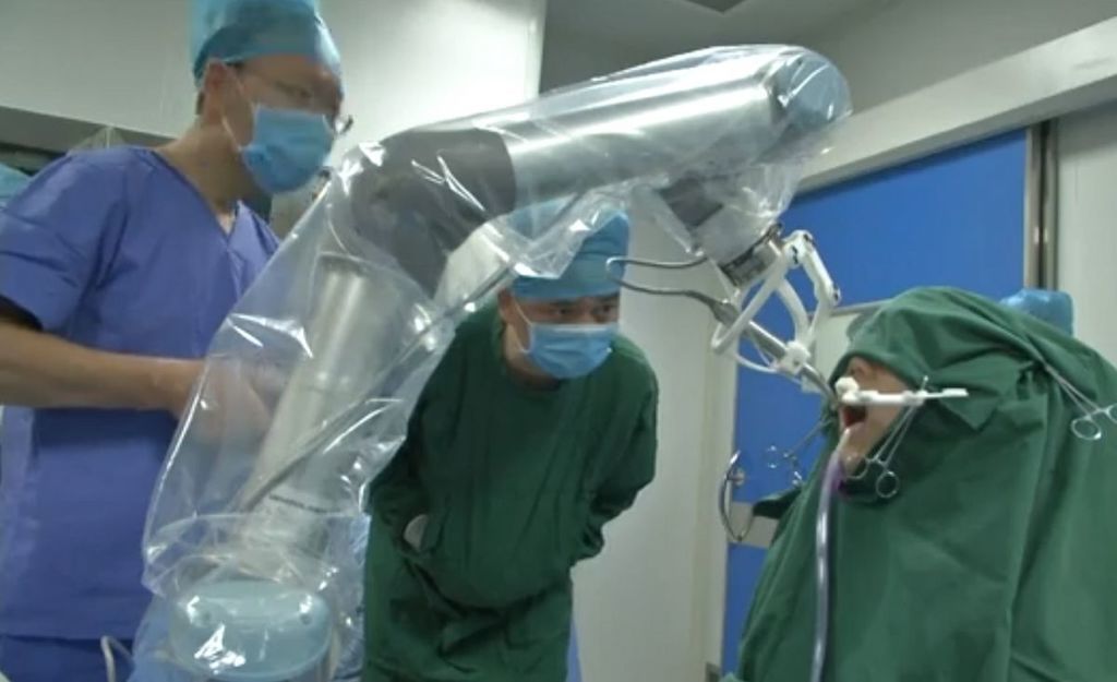 طبيب الأسنان الروبوت ينجح في أول عملية زرع بدون مساعدة بشرية
