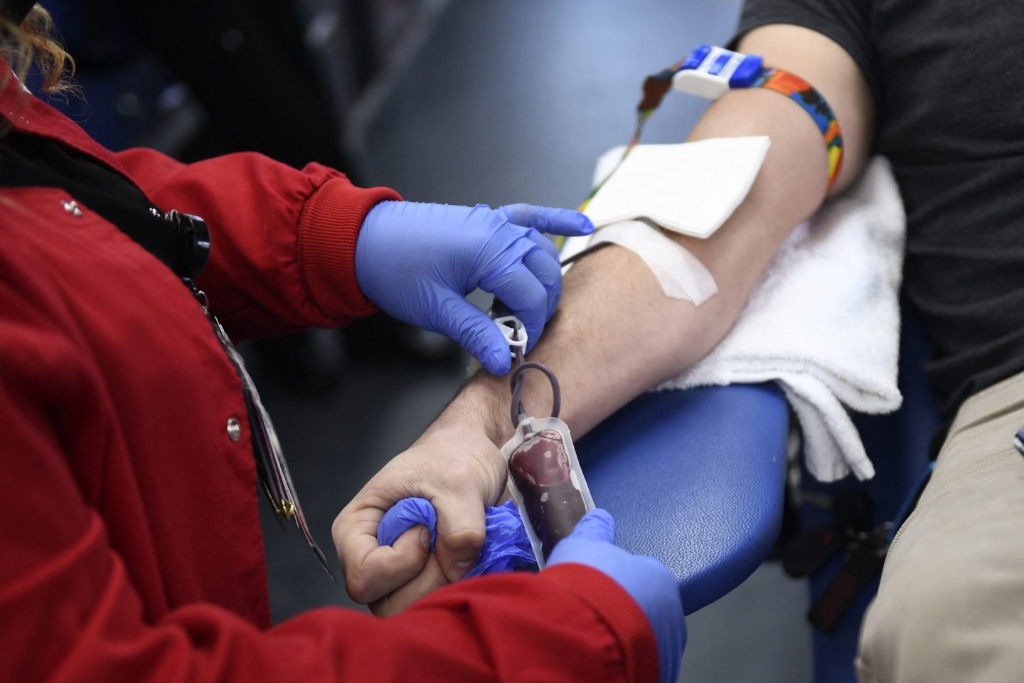 يستطيع الرجال المثليون الآن التبرع بالدم بعد تغيير لقاعدة عمرها عقود