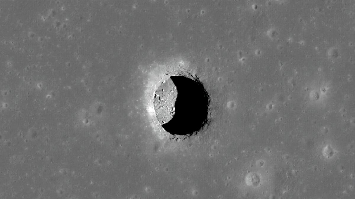 رصد مئتي حفرة على سطح القمر صالحة للحياة قد يتمكن رواد الفضاء من النجاة فيها