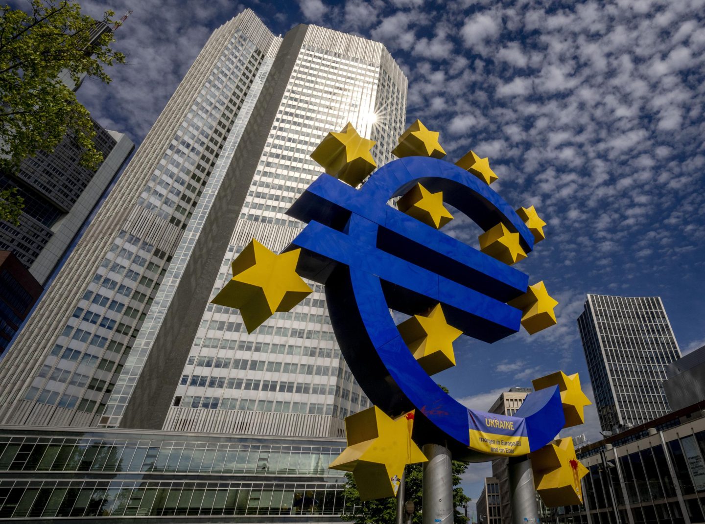لماذا يهبط سعر اليورو مقابل الدولار؟
