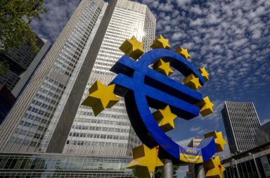 ما أسباب انخفاض قيمة اليورو؟ ما المقصود بتكافؤ اليورو مع الدولار؟ كيف يؤثر ضعف اليورو في المستهلكين؟ ماذا يعني ضعف اليورو بالنسبة للبنك المركزي الأوروبي؟