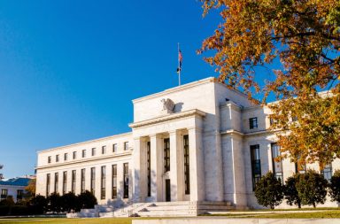 ماذا يتوجّب على المصرفيّ في البنك المركزي أن يفعل؟ ما الذي يتعين على البنك الفيدرالي فعله؟ ما سبب أزمة البنوك التي تخص الاحتياطي الفيدرالي ؟