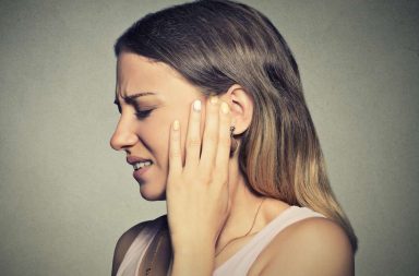 كيف نعالج التهاب ثقب الأذن ؟ - التهابات ثقب الأذن البسيطة - إفرازات صفراء تشبه الصديد - حرقة أو حكة في الأذن - تناول مضاد حيوي