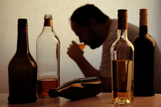 إدمان الكحول (الكحولية): الأسباب والأعراض والتشخيص والعلاج
