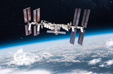 تُعد محطة الفضاء الدولية هدفًا يسهل رصده في المناطق الريفية بالعين المجردة دون أي معدات خاصة. كيف يمكن رؤية محطة الفضاء الدولية من الأرض ؟