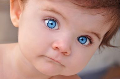 تحدد العوامل الوراثية لون العين عند الولادة. كيف يتطور لون العينين بعد الولادة؟ هل يولد جميع الأطفال بعيون زرقاء ؟ هل يتغير لون عيون الأطفال؟