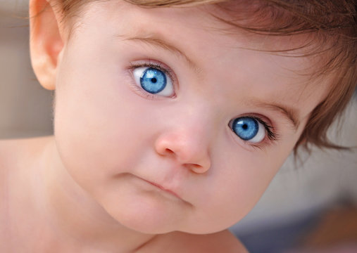 هل يولد جميع الأطفال بعيون زرقاء؟