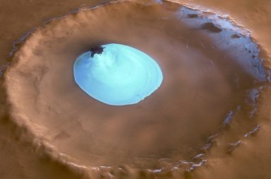 يحتوي المريخ مثل الأرض على أغطية جليدية سميكة في كلا القطبين. يتحدث العلماء اليوم عن احتمالية وجود مياه تحت الغطاء الجليدي المريخ