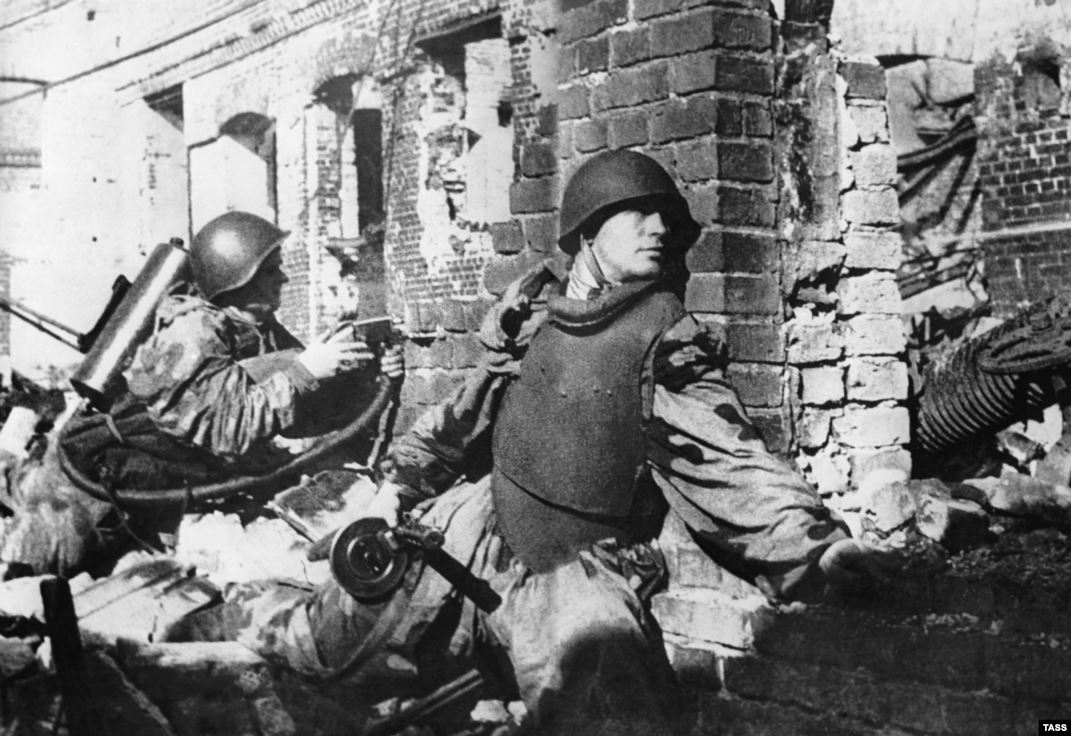 كل ما تود معرفته عن معركة ستالينغراد - معركة ضارية دارت بين القوات الروسية من جهة والقوات الألمانية النازية وحلفائها من دول المحور من جهة أخرى