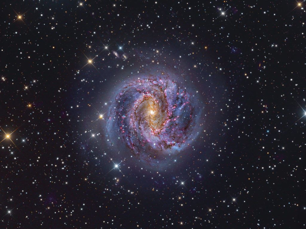 صورة مجرة مسييه 83 تخطف الأنفاس، ولكن تلك النقاط فيها ليست نجومًا!