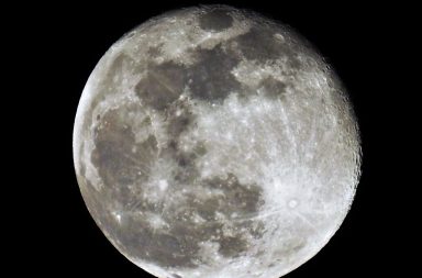 وفقًا لدراسة قادتها عالمة الجيولوجيا جينيكا جرير من جامعة غلاسكو، عمر القمر أقل بقليل من عمر الأرض الذي يُقدر بنحو 4.54 مليار سنة