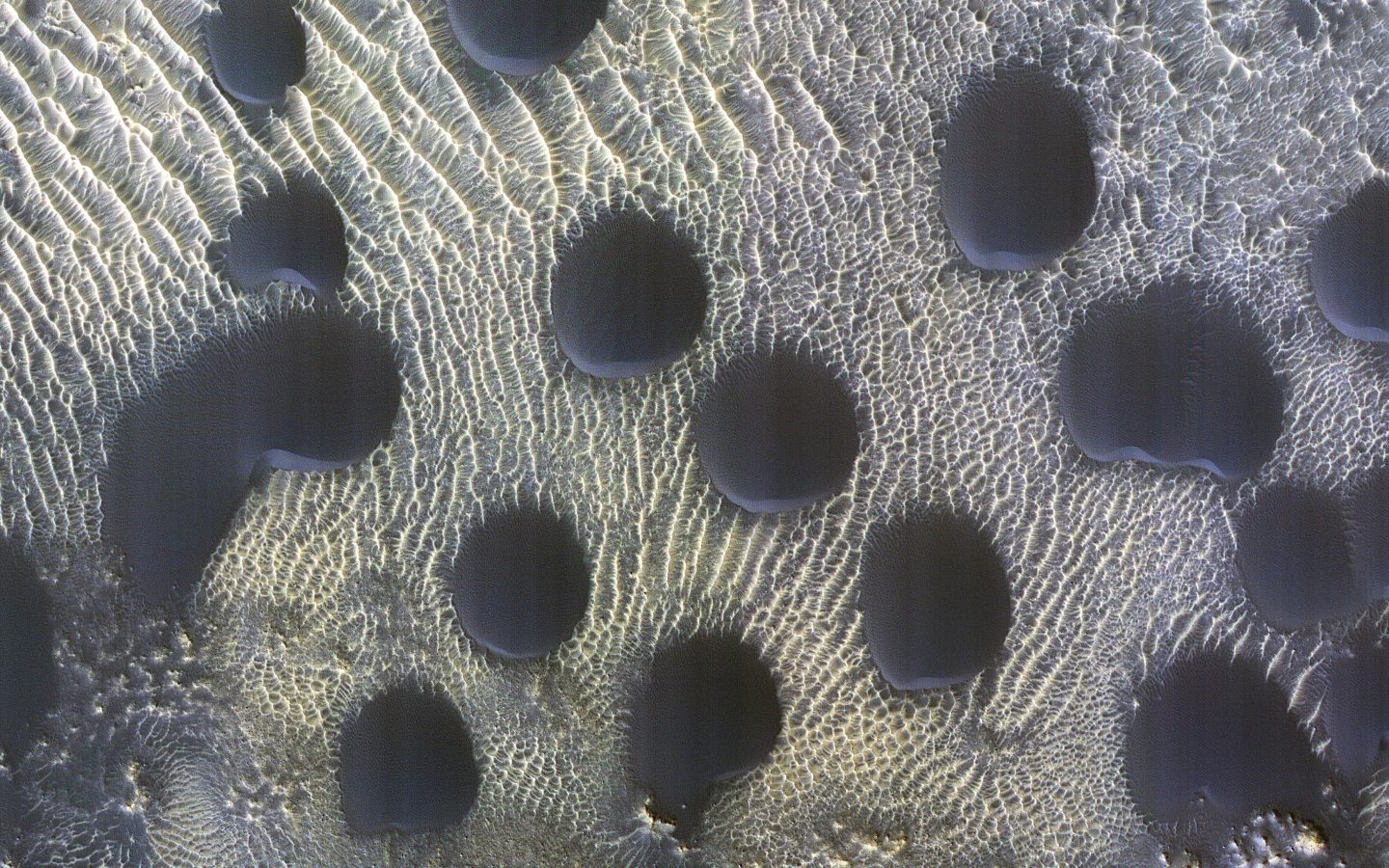 التقاط صور لدوائر غريبة الشكل على كوكب المريخ