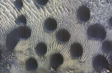 يُعد كوكب المريخ المكان المثالي للكثبان الرملية، فبيئة المريخ عاصفةٌ مليئة بالغبار التقطت مركبة صور كثبان رملية مذهلة على سطح الكوكب الأحمر