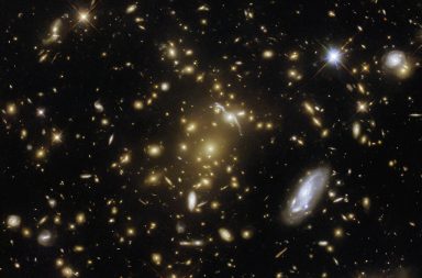 اكتُشف عنقود المجرات SPT2215 على بُعد نحو 8.4 مليار سنة ضوئية من الأرض، ولقد التقط علماء الفلك مؤخرًا صورًا له عندما كان عمر الكون 5 مليارات سنة فقط