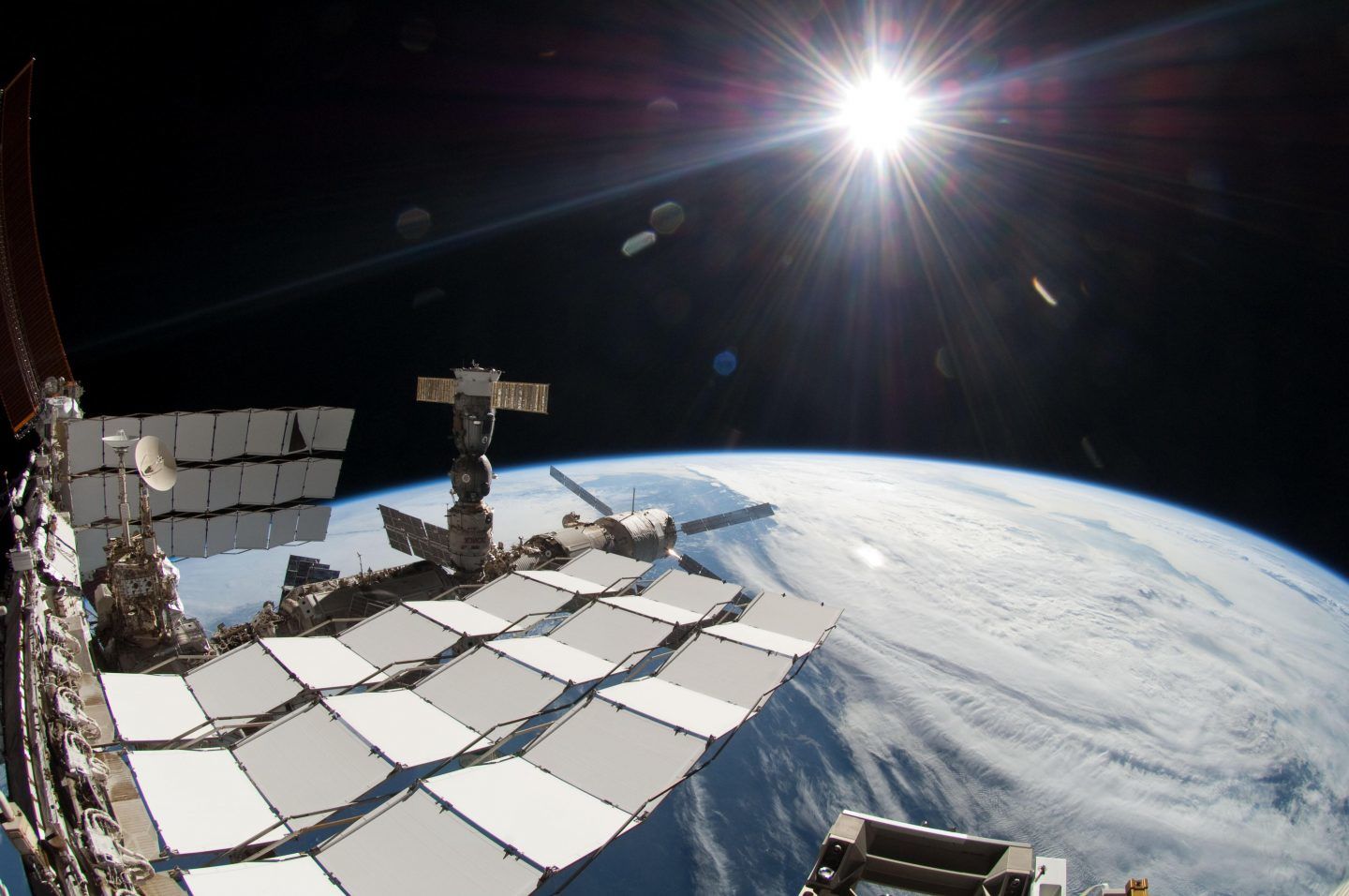 المحطة الفضائية الدولية تحلق عبر الشمس الخالية من البقع