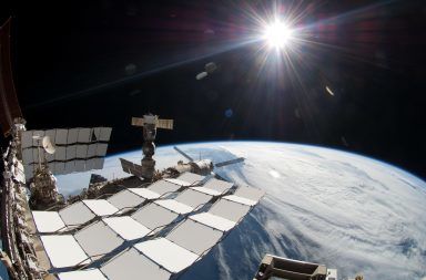 المحطة الفضائية الدولية تحلق عبر الشمس الخالية من البقع شيء ما مفقود في الصورة الرائعة لمرور محطة الفضاء أمام الشمس سر صور محطة الفضاء الدولية