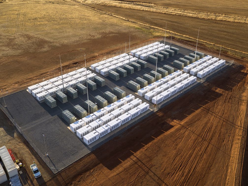 شركة تسلا تعلن للتَّوّ عن نظام بطارية جديد وعملاق لتخزين الطاقة المتجددة
