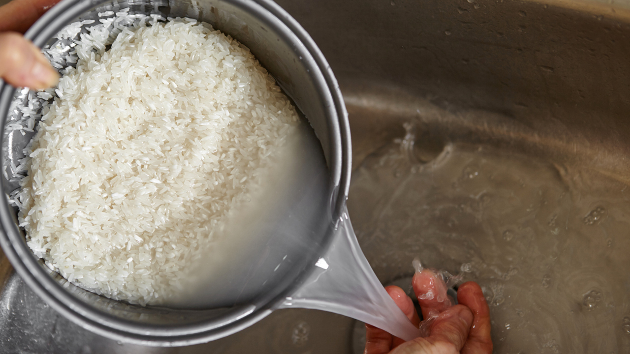 هل يجب غسل الأرز قبل طهوه؟